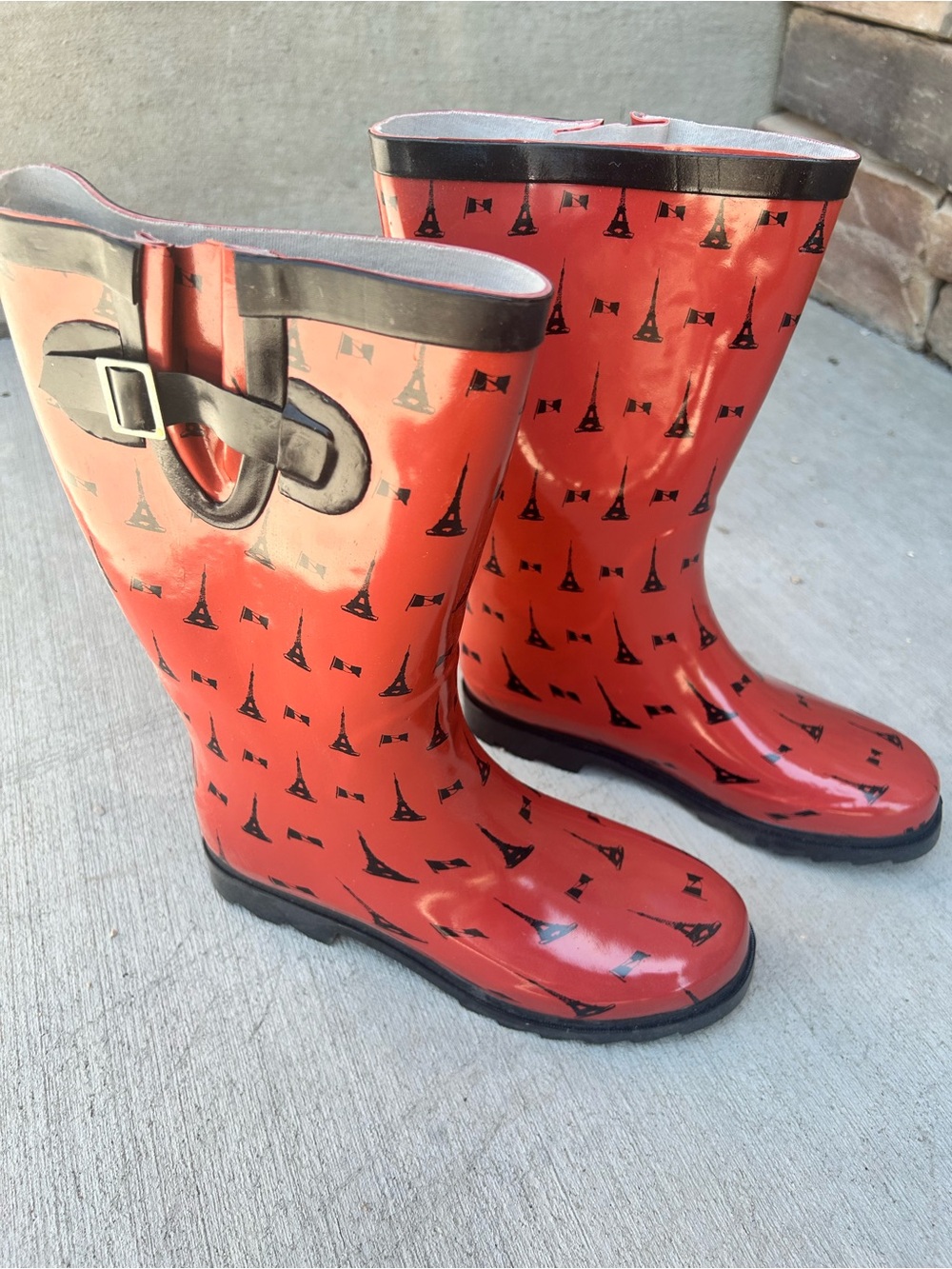 NWT Charming Charlie Pink Eiffel Tower Rain Boots with Black Trim — size 10
